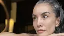 Punya kecantikan natural, Nadya Hutagalung tampil statement dengan rambut beruban. Tampilan ini oancarkan kecantikan alaminya. [Foto: Instagram/ Nadya Hutagalung]