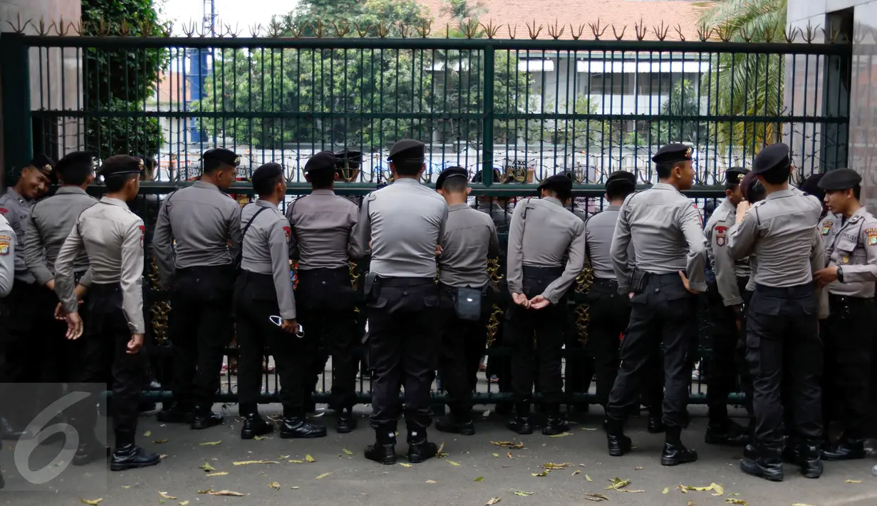 Personel polisi mengamankan aksi massa Aliansi Pemuda Penyelamat Aset Negara di depan Kejaksaan Agung, Jakarta, Rabu (2/9/2015). Massa menuntut penuntasan perampokan aset BPPN tahun 2003 yang merugikan negara ratusan triliun.(Liputan6.com/Yoppy Renato)