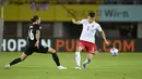 Bek Austria, Christopher Trimmel berebut bola dengan pemain Denmark, Joakim Mahle pada pertandingan UEFA Nations League di Stadion Ernst Happel di Wina, Austria, Selasa (7/6/2022). Denmark menang tipis atas Austria 2-1. (AP Photo/Andreas Schaad)
