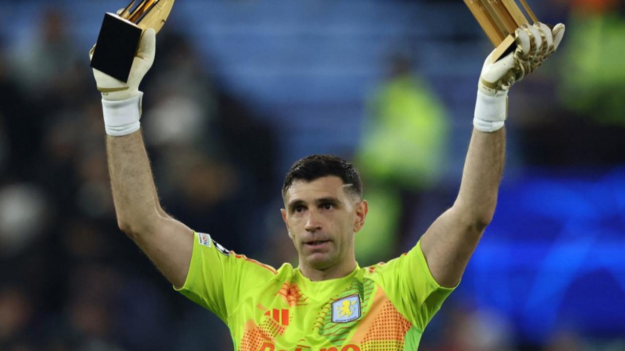 Emiliano Martinez ke MU: Solusi Cerdas atau Kesalahan Besar? Ini Analisis Lengkapnya