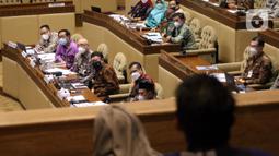 Menteri Pendayagunaan Aparatur Negara dan Reformasi Birokrasi Tjahjo Kumolo (ketiga kanan) mengikuti rapat dengar pendapat dengan Komisi II DPR di Kompleks Parlemen, Jakarta, Kamis (7/4/2022). Rapat membahas evaluasi pelaksanaan program dan anggaran tahun 2021. (Liputan6.com/Angga Yuniar)