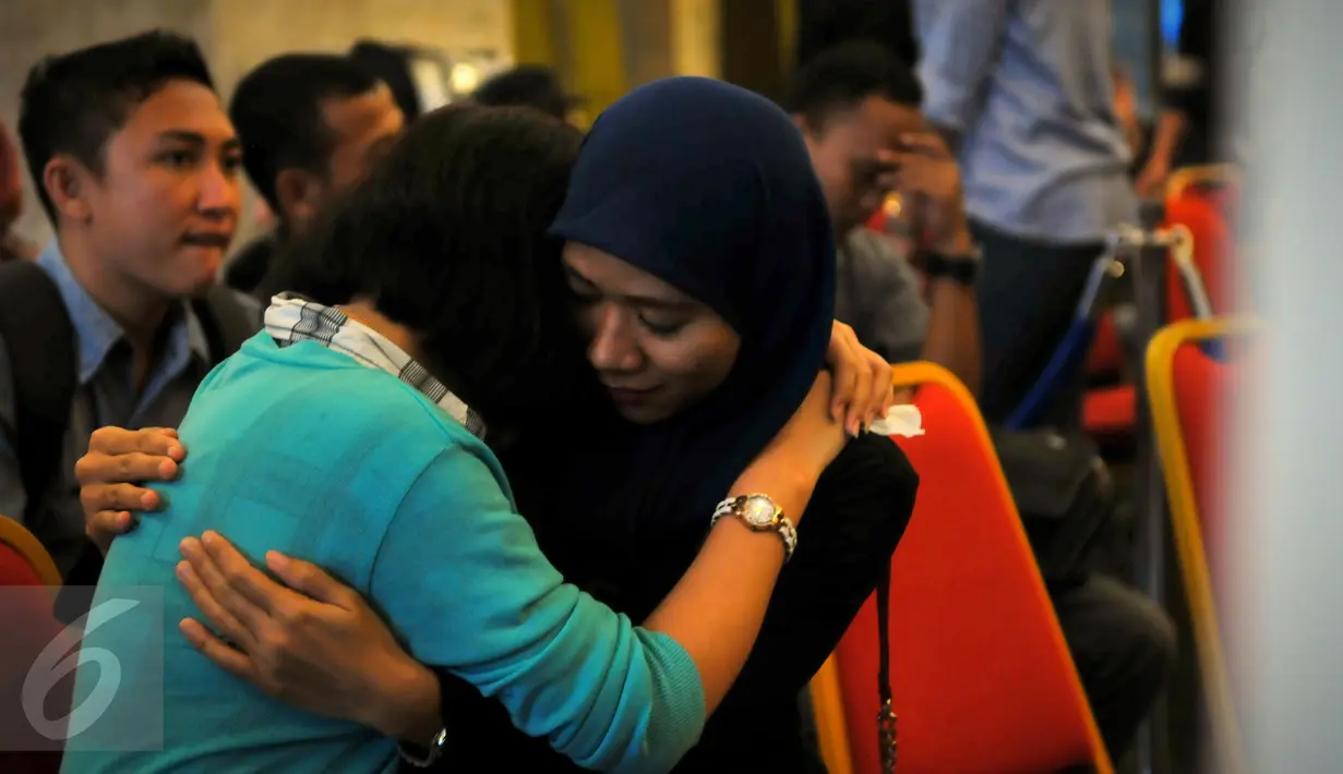 Peserta simulasi berpelukan di landasan terminal 3 Bandara Soekarno - Hatta, Tangerang, (25/2). Kegiatan ini untuk meningkatkan kesiapan dan kewaspadaan pihak Angkasa Pura 2. (Liputan6.com/Faisal R Syam)