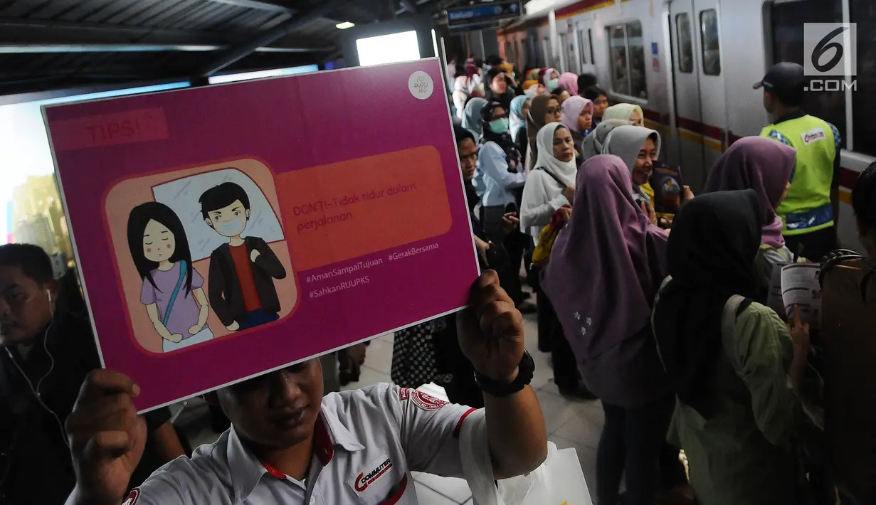 Pegawai PT KCI membawa poster saat kampanye bertema "Victim blamming, konsensus, cat call", dalam rangka memperingati Hari Perempuan Internasional di Stasiun Sudirman, Jakarta, Selasa (12/3). (Liputan6.com/Herman Zakharia)