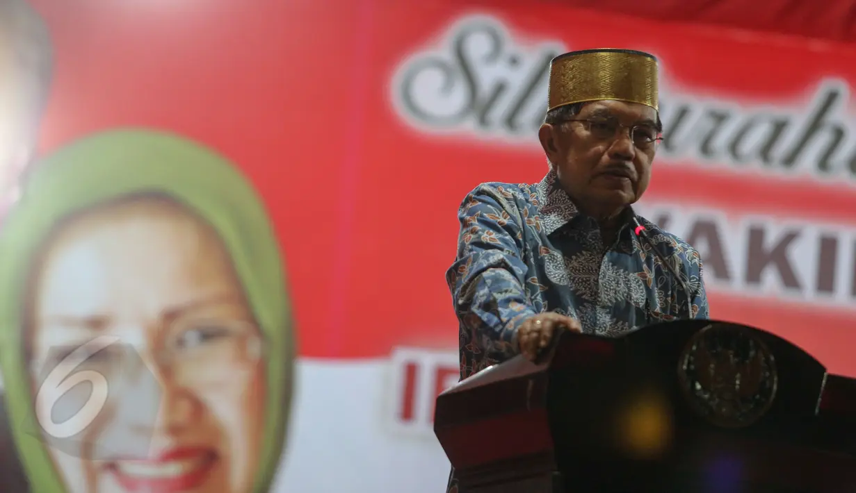 Wakil Presiden Jusuf Kalla memberikan kata sambutan saat silaturahmi ke Bone , Makassar, Sabtu (6/5/2015). JK meminta maaf karena kesibukannya ia baru sempat datang ke Bone. (Liputan6.com/Faizal Fanani)