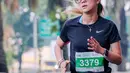 Ketika mengikuti lari marathon, Jessica Jane tampil dengan gaya sporty tanpa makeup. YouTuber wanita itu tampak begitu bersemangat. Meski berkeringat, ia tetap terlihat menawan.(Liputan6.com/IG/@jessicajane99)