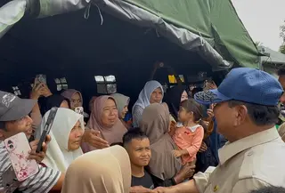 Korban terdampak banjir di Kabupaten Bireuen, Provinsi Aceh tak lagi bisa menyembunyikan kesedihannya saat bertemu Presiden Prabowo Subianto, Minggu (7/12/2025). Dia menceritakan rumahnya hanyut dibawa sungai saat banjir besar datang kepada Prabowo. (Liputan6.com/Lizsa Egeham)