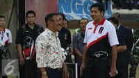 Manajer Persib, Umuh Muchtar (ketiga kiri) berbincang dengan Maruarar Sirait jelang laga melawan PBFC di Perdelapan Final Piala Presiden 2015 melawan PBFC di Stadion Si Jalak Harupat, Bandung, Sabtu (26/9/2015). (Liputan6.com/Helmi Fithriansyah)