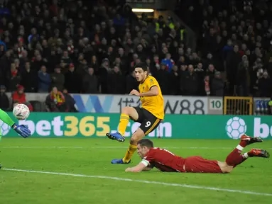 Pemain Wolverhampton Wanderers, Raul Jimenez mencetak gol ke gawang Liverpool pada laga putaran ketiga Piala FA di Molineux Stadium, Senin (7/1). Liverpool tersingkir dari Piala FA setelah takluk 1-2 dari Wolverhampton Wanderers. (AP/Rui Vieira)