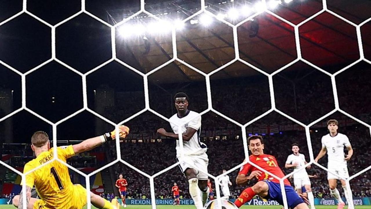 Dalam pertandingan yang berlangsung sengit antara Spanyol dan Inggris, Gol kedua Spanyol pada menit ke-86 melalui sepakan Mikel Oyarzabal sukses membawa Tim Matador membawa pulang trofi Euro 2024. Foto: Reuters<br>