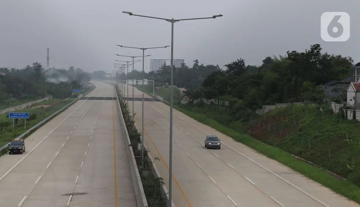 Kendaraan melintasi jalan Tol Kunciran-Serpong di Gerbang Tol Parigi, Tangerang Selatan, Jumat (6/12/2019). Ruas tol sepanjang 11,1 km tersebut diharapkan bisa memudahkan perjalanan masyarakat yang berasal dari arah Serpong menuju Bandara Soekarno Hatta, Cengkareng. (Liputan6.com/Angga Yuniar)