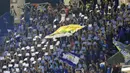 Aksi suporter Persib dalam laga melawan Borneo FC di leg pertama perempatfinal Piala Presiden 2015 di Stadion Segiri, Samarinda, Minggu (20/9/2015). (Bola.com/M. Ridwan)