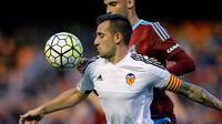 Striker Valencia, Paco Alcacer (depan) berebut bola dengan pemain Real Sociedad, Diego Antonio Reyes, pada partai La Liga musim lalu di Stadion Mestalla (13/5/2016). Barcelona mengincar Alcacer.  (EPA/Juan Carlos Cardenas)