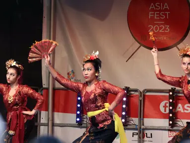 Sejumlah penari membawakan tarian Bali pada acara Asia Fest 2023 di Arena Nasional, Bucharest, Rumania, Minggu (24/9/2023). Asia Fest merupakan festival yang mengedepankan budaya dan tradisi Timur. (Liputan6.com/Herman Zakharia)