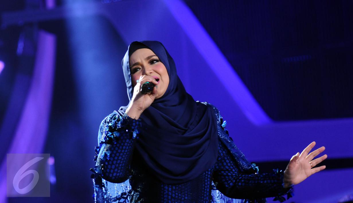 Penyanyi asal Malaysia, Siti Nurhaliza saat tampil di Konser Kemenangan D'Academy Asia 2 di Studio 5 Indosiar, Jakarta, Kamis (29/12). Siti tampil memukau dengan menyanyikan dua lagu hitsnya. (Liputan6.com/Helmi Fithriansyah)