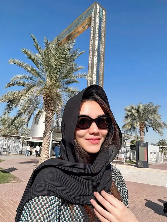 Selendang panjang hitam polos ini dililitkan menutupi kepalanya. Aaliyah Massaid terlihat memadukan penampilannya dengan midi dress lengan panjang yang juga bernuansa hitam. [Foto: Instagram/aaliyah.massaid]