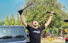 5 Potret Raffi Ahmad Cosplay Jadi Tukang Jagal, Pakai Sarung Tangan hingga Bawa Sebilah Golok Khusus Bertuliskan Nama Sendiri