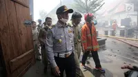 Gubernur DKI Jakarta Anies Baswedan meninjau lokasi kebakaran Museum Bahari, Jakarta Utara, Selasa (16/1). 21 unit mobil pemadam kebakaran diterjunkan untuk menjinakkan si jago merah yang melahap bersejarah tersebut. (Liputan6.com/Arya Manggala)