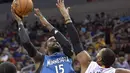 Pemain Minnesota Timberwolves, Shabazz Muhammad #15 mencoba melakukan tembakan saat dihadang pemain Miami Heat  pada laga NBA preseason basketball game di Louisville, (15/10/2016). (AP/Timothy D. Easley)