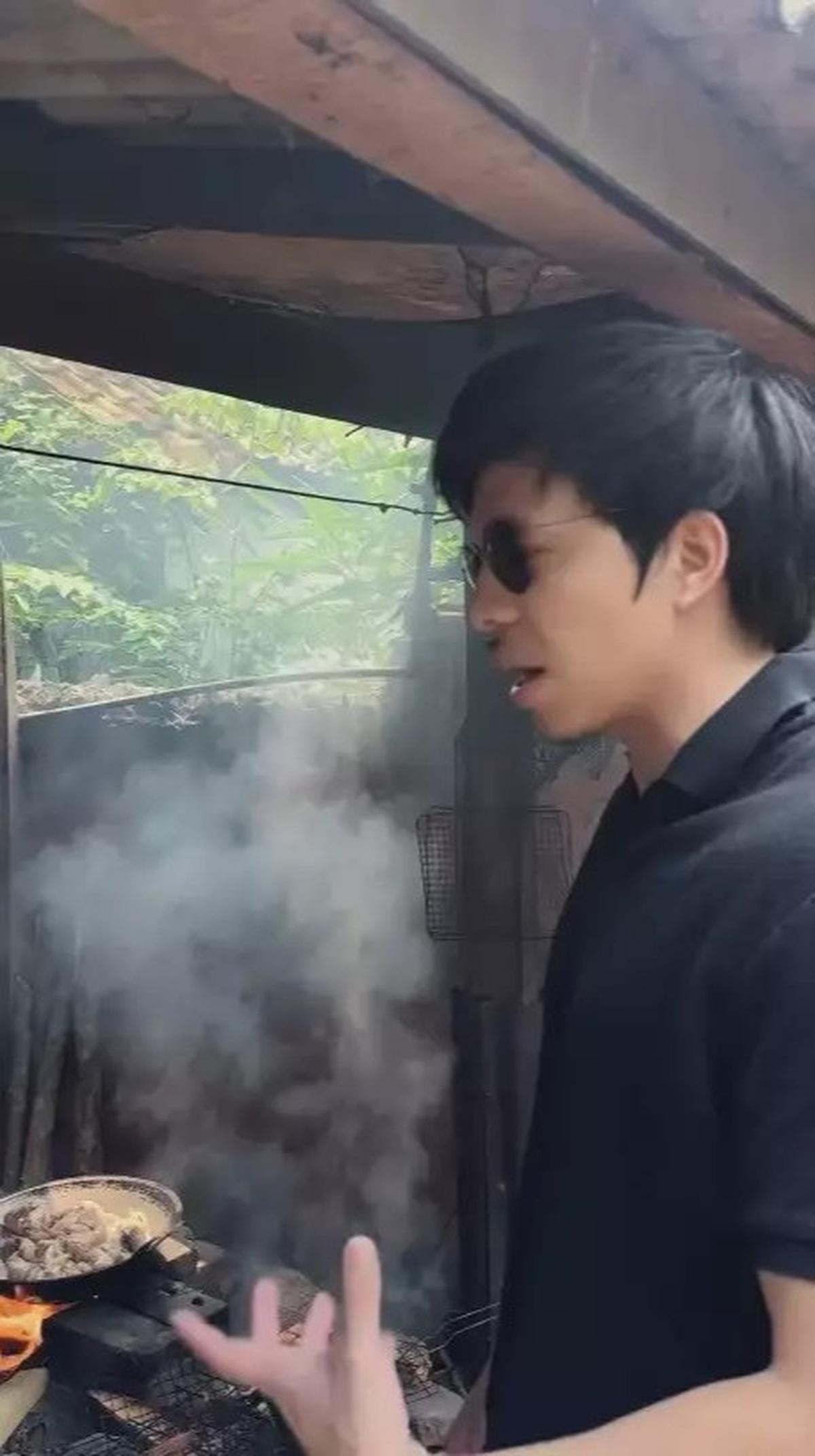 5 Potret Dapur di Rumah Masa Kecil Atta Halilintar, Sangat Sederhana Masak Masih Pakai Tungku dan Kayu Bakar