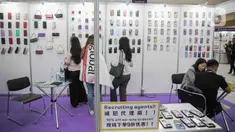 Pengunjung melihat sejumlah barang elektronik pada pameran Global Sources Electronics Indonesia (GSEI)  di Jakarta Convention Center (JCC), Kamis (7/12/2023). (Liputan6.com/Faizal Fanani)