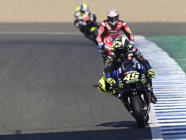 Pembalap Monster Energy, Valentino Rossi, saat latihan bebas pertama (FP1) MotoGP Andalusia 2020 di Sirkuit Jerez, Jumat (24/7/2020). Vinales mengukir waktu lap tercepat dan Rossi menempati posisi kedua. (AFP/Javier Soriano)