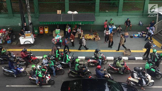PKL dan Ojek Online Bikin Semrawut Stasiun Palmerah