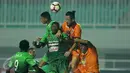 Bek Borneo FC, Yamashita Kunihiro (kanan atas) berebut bola atas dengan pemain PS TNI dalam laga lanjutan Liga 1 di Stadion Pakansari, Kab Bogor, Senin (17/4). Laga PS TNI melawan Borneo FC berakhir imbang 2-2. (Liputan6.com/Helmi Fithriansyah)