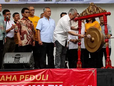 Menteri Perdagangan Enggartiasto Lukita memukul gong didampingi jajaran pengusaha anak usaha Artha Graha saat pembukaan pasar murah di Kawasan SCBD, Jakarta (14/1). (Liputan6.com/Fery Pradolo)