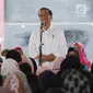 Presiden Joko Widodo memberi sambutan saat menemui ibu-ibu penerima program Membina Keluarga Sejahtera (Mekaar) di Garut, Jawa Barat, Jumat (18/1). Program ini bertujuan mendorong perekonomian dan kesejahteraan masyarakat. (Liputan6.com/Angga Yuniar)