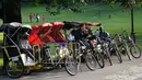 Becak yang berasal dari Amerika dinamai dengan Pedicab. Becak ala Orlando hanya dapat beroperasi di daerah internasional Drive. Becak ini seperti sepeda gunung yang diberi sebuah sambungan rangka besi beroda dua dibagian belakang becak. (www.flickr.com)
