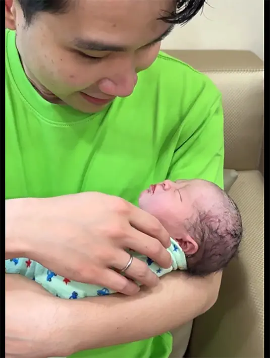 Jess begitu bahagia dikaruniai anak pertama perempuan. Jess juga membagikan beberapa momen bersama sang buah hati. Momen saat Jess pertama kali gendong putri  cantiknya. [Instagram/jessnolimit]