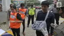 Warga pelanggar PSBB terjaring razia di Jalan Raya Cinere, Depok, Jawa Barat, Senin (24/8/2020). Pelanggar PSBB Kota Depok yang saat ini kembali menjadi zona merah mendapat hukuman sosial atau denda. (merdeka.com/Arie Basuki)