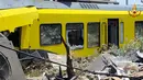 Kereta yang hancur akibat tabrakan yang terjadi di desa selatan Corato, Bari, Italia, (12/7). Belum diketahui penyebab kedua kereta itu tabrakan. (Italian Firefighters/REUTERS)