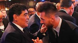 Kebanggaan Maradona ke Messi tidak perlu diragukan lagi. Terlebih kini Messi berhasil menyamai prestasi Maradona dengan sukses raih gelar Piala Dunia 2022. Dua sosok hebat ini menjadi kebanggaan masyarakat Argentina. (Liputan6.com/IG/leomessi)