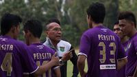 Pelatih Persita Tangerang, Bambang Nurdiansyah memberikan pengarahan kepada anak asuhnya saat ujicoba melawan PSAU di Lapangan Sutasoma, Jakarta, Jumat (21/8/2015). Persita mengalahkan PSAU dengan skor 1-0. (Bola.com/Vitalis Yogi Trisna)