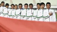 Pemain Indonesia U-19 menyanyikan lagu Indonesia Raya saat bertanding melawan Korea Selatan (Korsel) pada kualifikasi Piala Asia U-19 2018 di Stadion Paju, Sabtu (4/11/2017). Korsel menang 4-0 atas Indonesia. (AFP/Kim Doo-Ho)