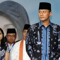 Istri Agus Harimurti Yudhoyono, Annisa Pohan (kedua kiri) hadir dalam pelepasan bakal calon gubernur/wakil di Wisma Proklamasi Jakarta, Senin (24/10). Pasangan Agus-Sylvi akan mengikuti penetapan cagub DKI Jakarta. (Liputan6.com/Helmi Fithriansyah)
