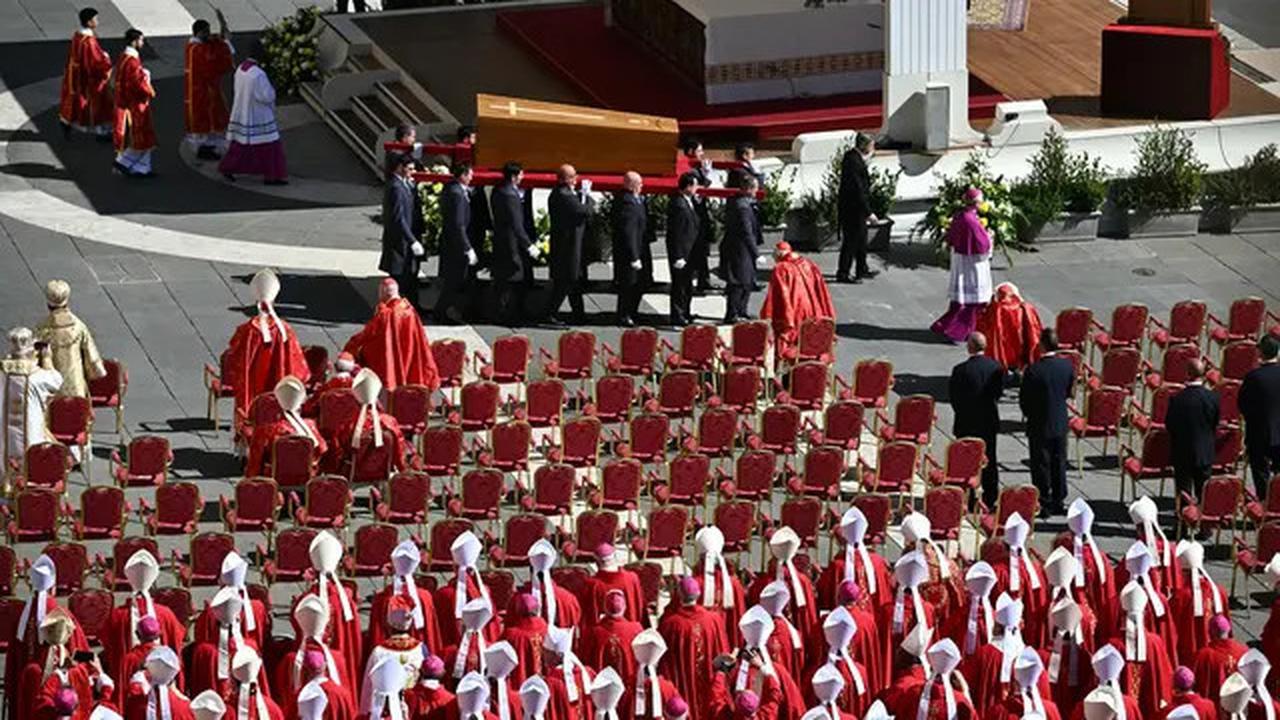 Haru, Jutaan Pasang Mata Saksikan Misa Pemakaman Paus Fransiskus