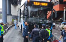 Diduga Hilang Konsentrasi, Transjakarta Hantam Separator Busway di Cikoko
