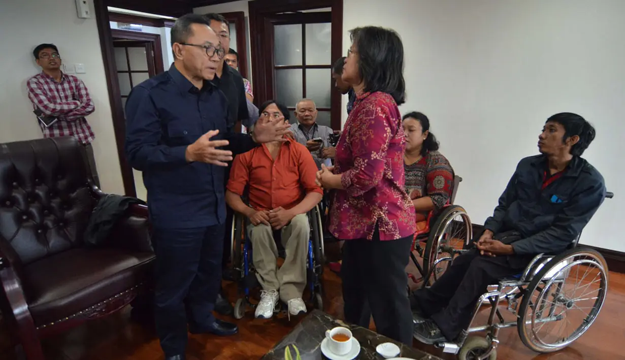 Ketua MPR RI, Zulkifli Hasan (kedua dari kiri) berdiskusi dengan Persatuan Penyandang Disabilitas Indonesia di Gedung Parlemen Senayan, Jakarta, Senin (1/12). Pertemuan tersebut membahas RUU Penyandang Disabilitas. (Liputan6.com/Andrian Martinus Tunay)