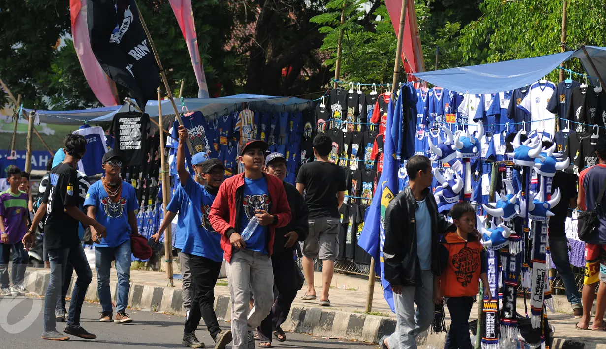 Suporter Persib melintas di depan kaos asesoris di Stadion Galuh Ciamis, Minggu (10/4/2016). Persib Bandung akan melakoni laga persahabatan segitiga melawan PSGC Ciamis di Stadion Galuh. (Liputan6.com/Helmi Fithriansyah)