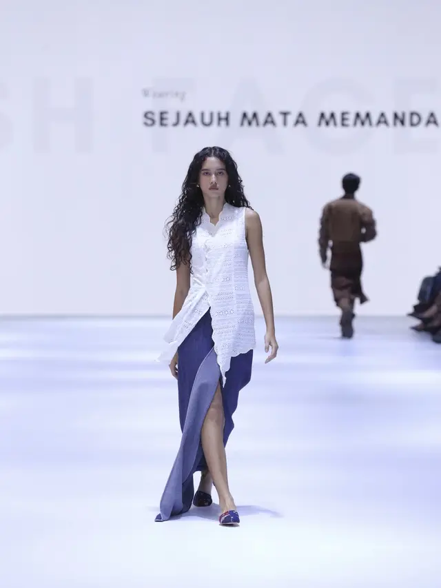 Parade Kain Nusantara di Opening Show Jakarta Fashion Week 2025
