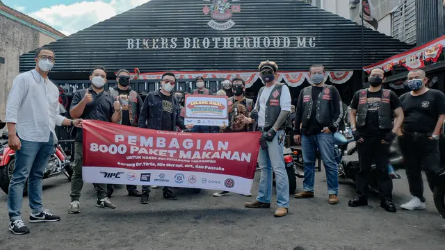 Dokter Tirta bersama dengan Mie Merapi dan HPL melakukan pembagian paket makanan (ist)