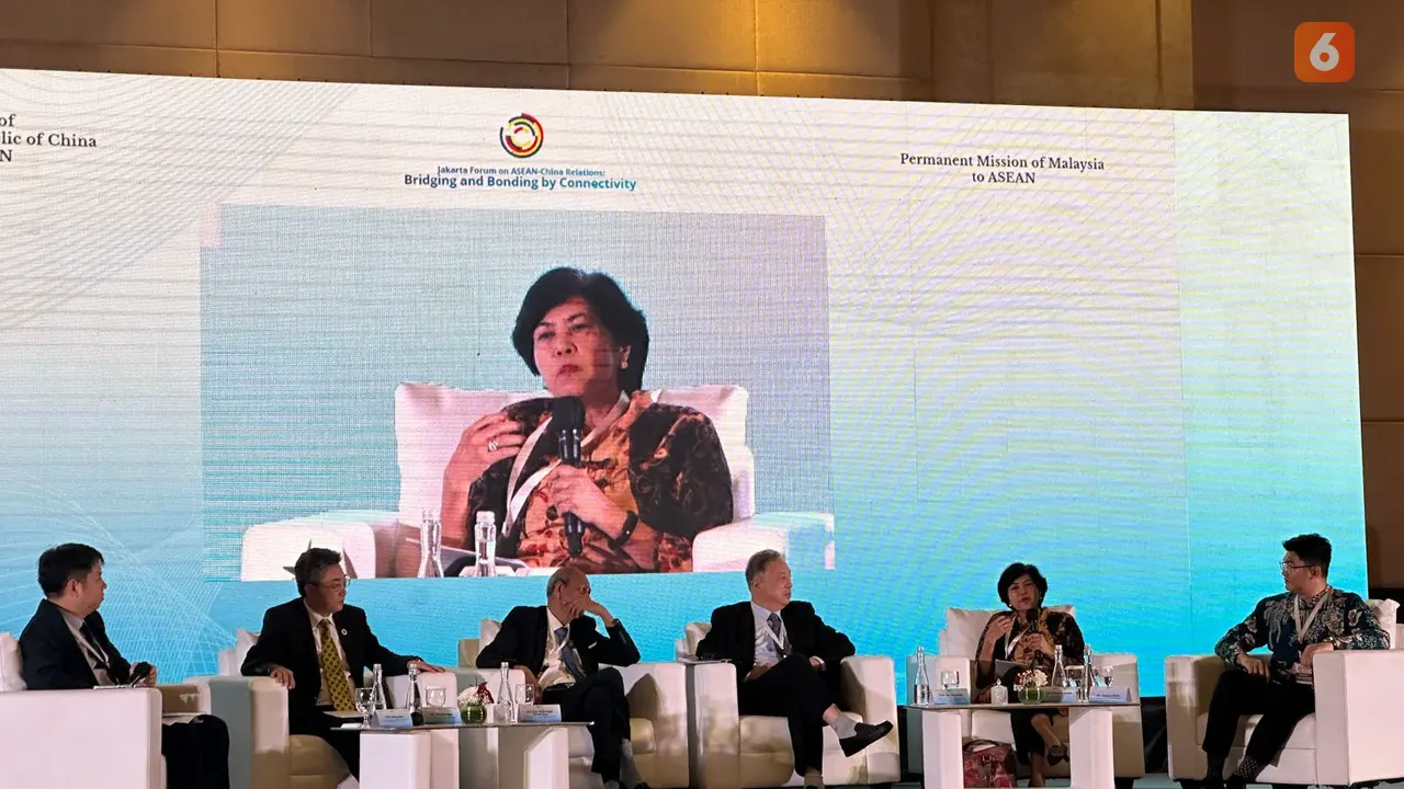 Peneliti Badan Riset dan Inovasi Nasional (BRIN) sekaligus Co-Founder FPCI Dewi Fortuna Anwar dalam acara Jakarta Forum on ASEAN-China Relations di Jakarta, Jumat (1/11/2024). (Liputan6.com/Benedikta Miranti)