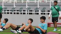 Suasana latihan Timnas Indonesia di Stadion Gelora Bung Tomo Surabaya, Selasa (6/6/2023). (Bola.com/Wahyu Pratama)