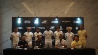Sesi konferensi pers tim Asia Warriors FC yang dibentuk oleh Anton del Rosario dan Keisuke Honda dalam rangla Asia Warriors FC SEA Tour 2025. Mereka akan menjalani laga uji coba menghadapi Persik Kediri pada Minggu (20/07/2025). (Liputan6.com/Deniz Akbar)
