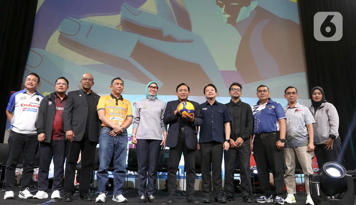 Ketua Umum Pengurus Pusat (PP) Persatuan Bola Voli Seluruh Indonesia (PBVSI), Imam Sudjarwo (enam kiri) bersama Direktur Moji David Setiawan (lima kanan) berfoto bersama seusai konferensi pers di SCTV Tower, Jakarta, Rabu (17/7/2024). (Liputan6.com/Herman Zakharia)