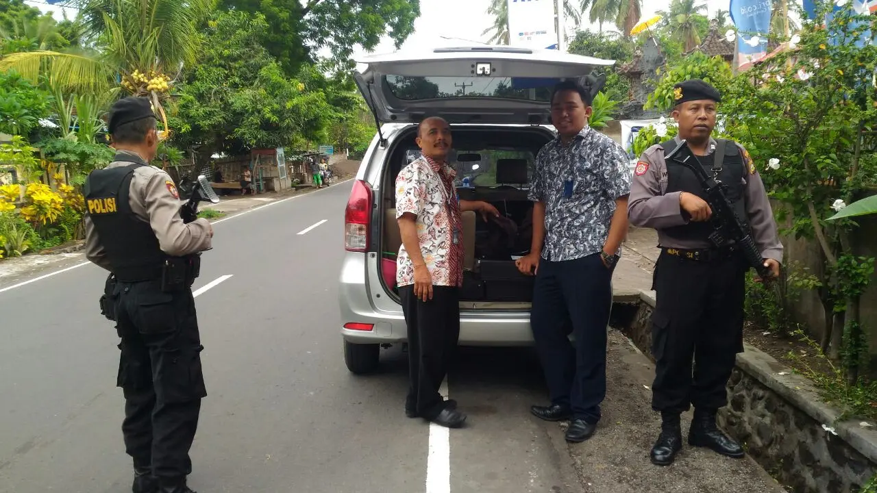 Sisir Warga di Zona Bahaya Gunung Agung‎, Polisi Terus Patroli