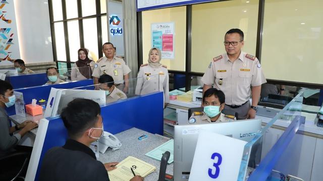 Menteri Perikanan dan Kelautan (KKP) Edhy Prabowo melakukan inspeksi mendadak (sidak) ke kantor Balai Karantina Ikan, Pengendalian Mutu dan Keamanan Hasil Perikanan (Balai KIPM) Jakarta II, Jakarta Utara.