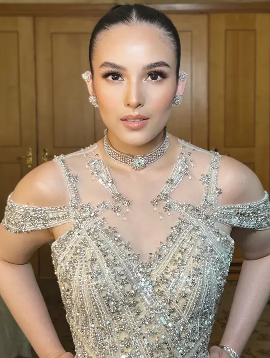 Kemudian di acara resepsi, tampil dengan gaun berwarna silver yang mewah. Tampil dengan bronze makeup, wanita 27 tahun itu tampak menawan. Penampilannya di acara resepsi tuai pujian warganet.(Liputan6.com/IG/@archangelachelsea)